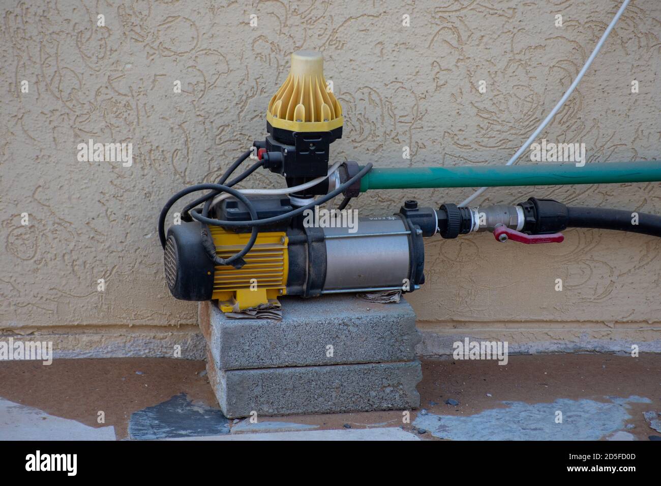 Impianto idraulico della pompa dell'acqua e tubi in pvc in un ambiente  domestico. Fai da te, ripara, concetti di idraulica Foto stock - Alamy