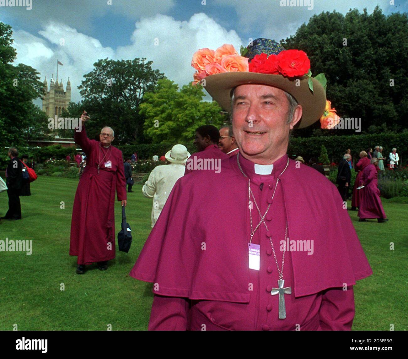 Il vescovo Clyde Wood, vescovo del Queensland settentrionale, Australia,  offre un cappello rivestito di fiori nei giardini del Lambeth Palace a  Londra nel luglio 28. Su invito dell'Arcivescovo di Canterbury, il primo