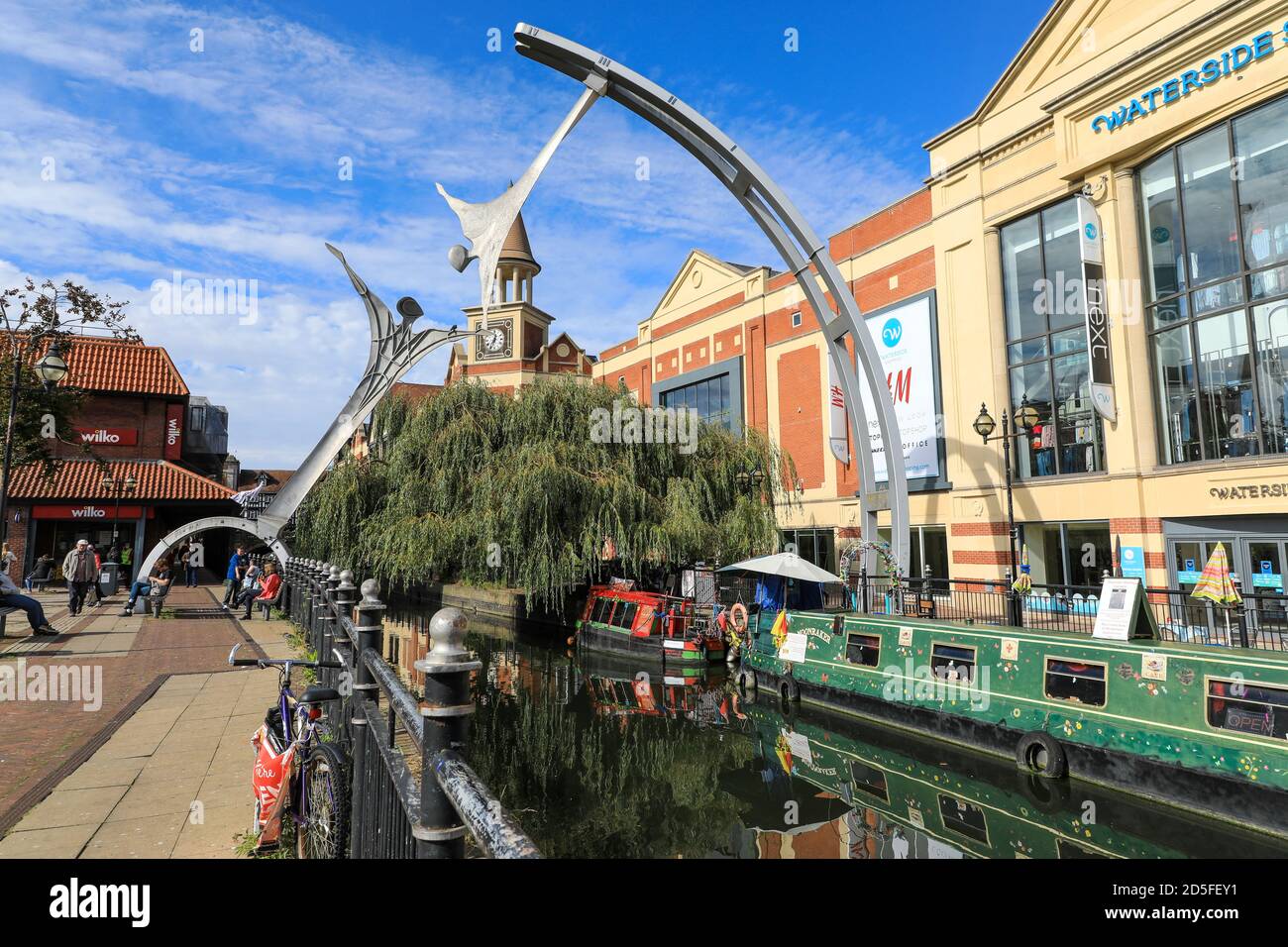 Il Waterside Shopping Center, la scultura Empowerment, e chiatte o narghairs sul fiume Witham, la città di Lincoln, Lincolnshire, Inghilterra, Regno Unito Foto Stock
