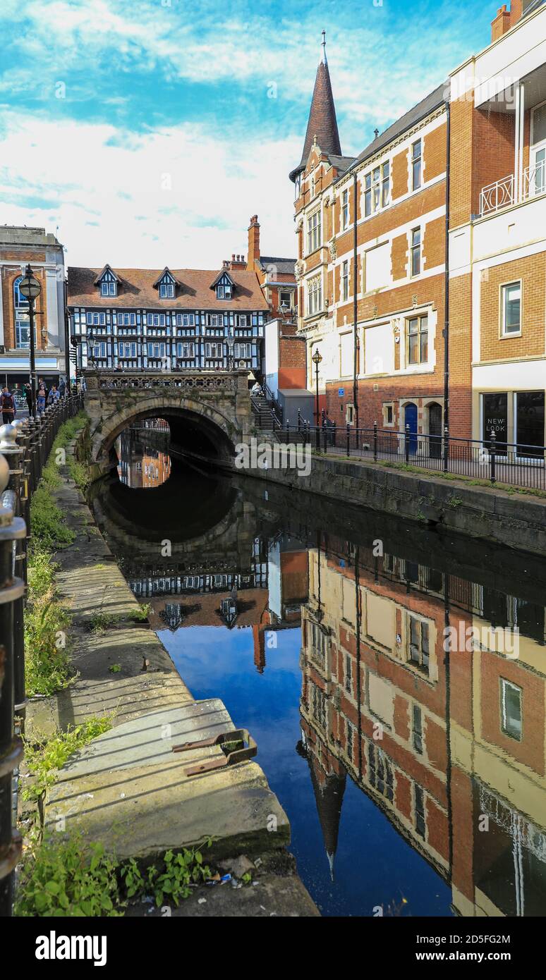 Ponte alto del XVI secolo sul fiume Witham, città di Lincoln, Lincolnshire, Inghilterra, Regno Unito Foto Stock