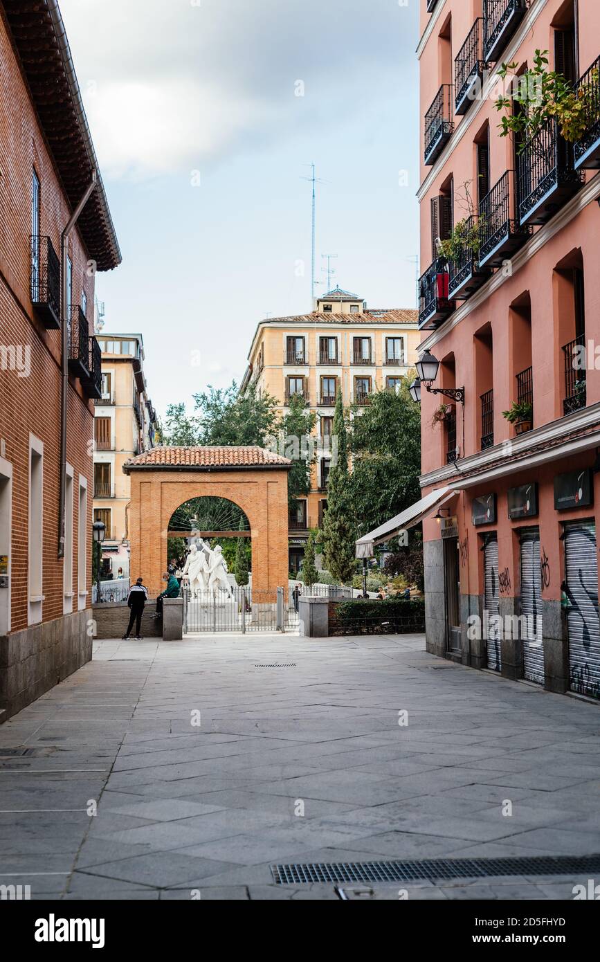 Madrid, Spagna - 26 settembre 2020: Piazza Dos de Mayo a Malasana con monumento che celebra l'rivolta di Dos de Mayo nel 1808 Foto Stock