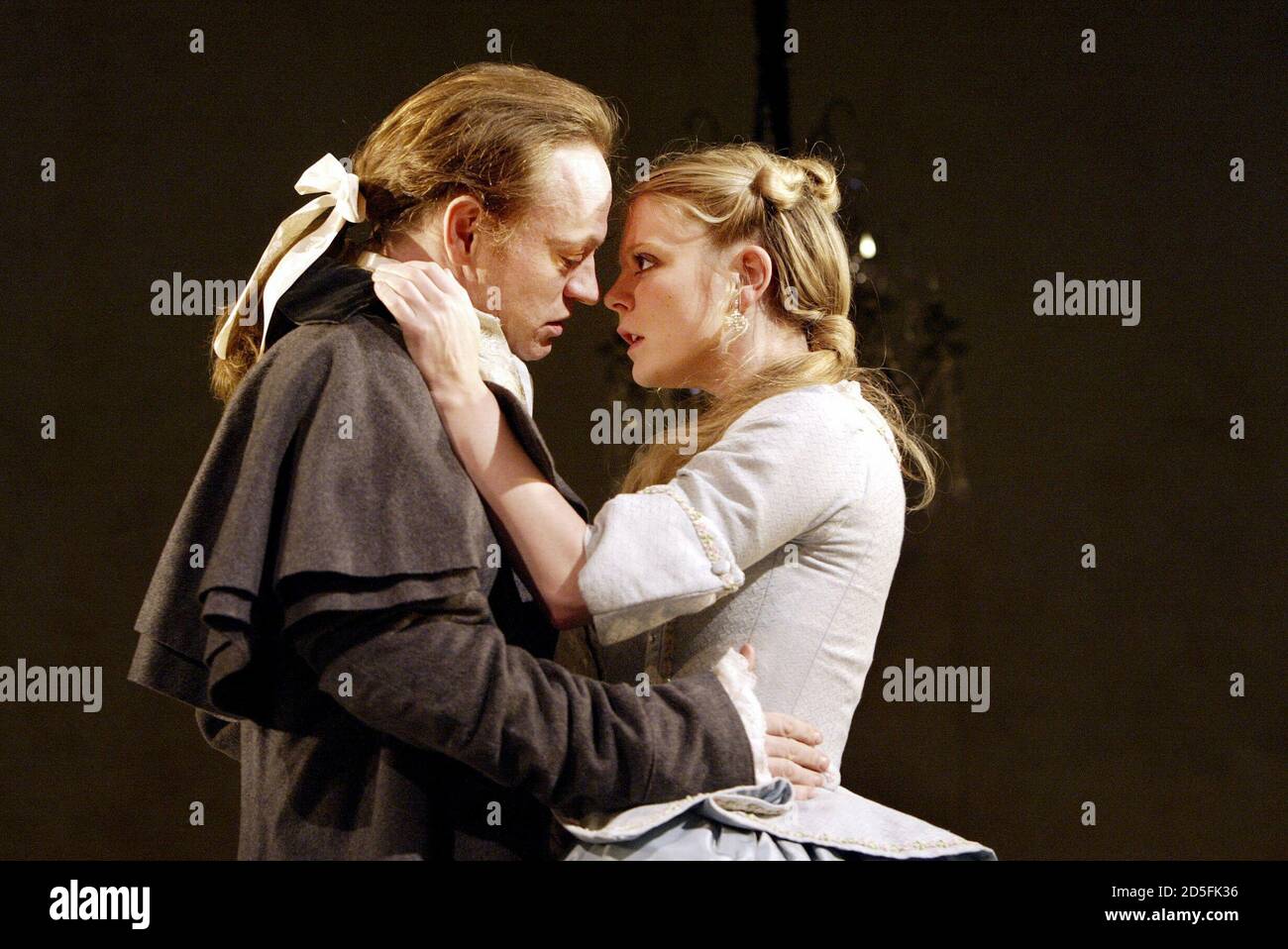 Jared Harris (le Vicomte de Valmont), Emilia Fox (la Presidente de Tourvel) in LES LIAISONS DANGEREUSES di Choderlos de Laclos al Playhouse Theatre, Londra WC2 12/12/2003 adattato da Christopher Hampton design: Robert Innes-Hopkins illuminazione: Peter Mumford regista: Tim Fywell Foto Stock