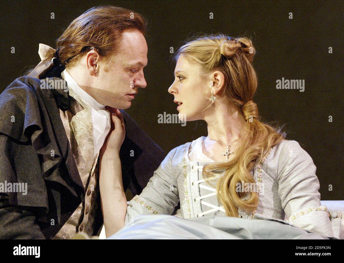 Jared Harris (le Vicomte de Valmont), Emilia Fox (la Presidente de Tourvel) in LES LIAISONS DANGEREUSES di Choderlos de Laclos al Playhouse Theatre, Londra WC2 12/12/2003 adattato da Christopher Hampton design: Robert Innes-Hopkins illuminazione: Peter Mumford regista: Tim Fywell Foto Stock
