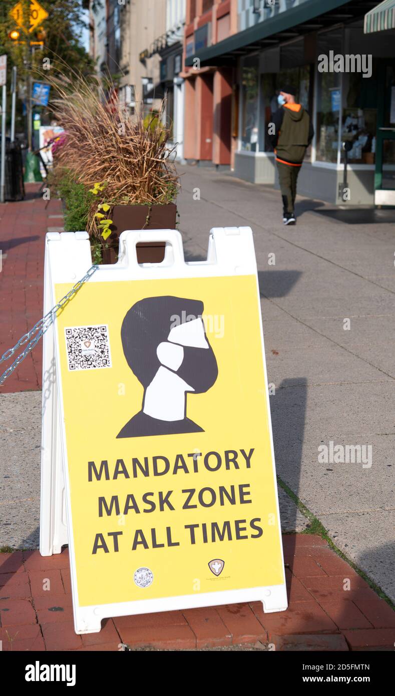 Mascherare la segnaletica necessaria sul marciapiede di Northampton, Massachusetts, USA Foto Stock