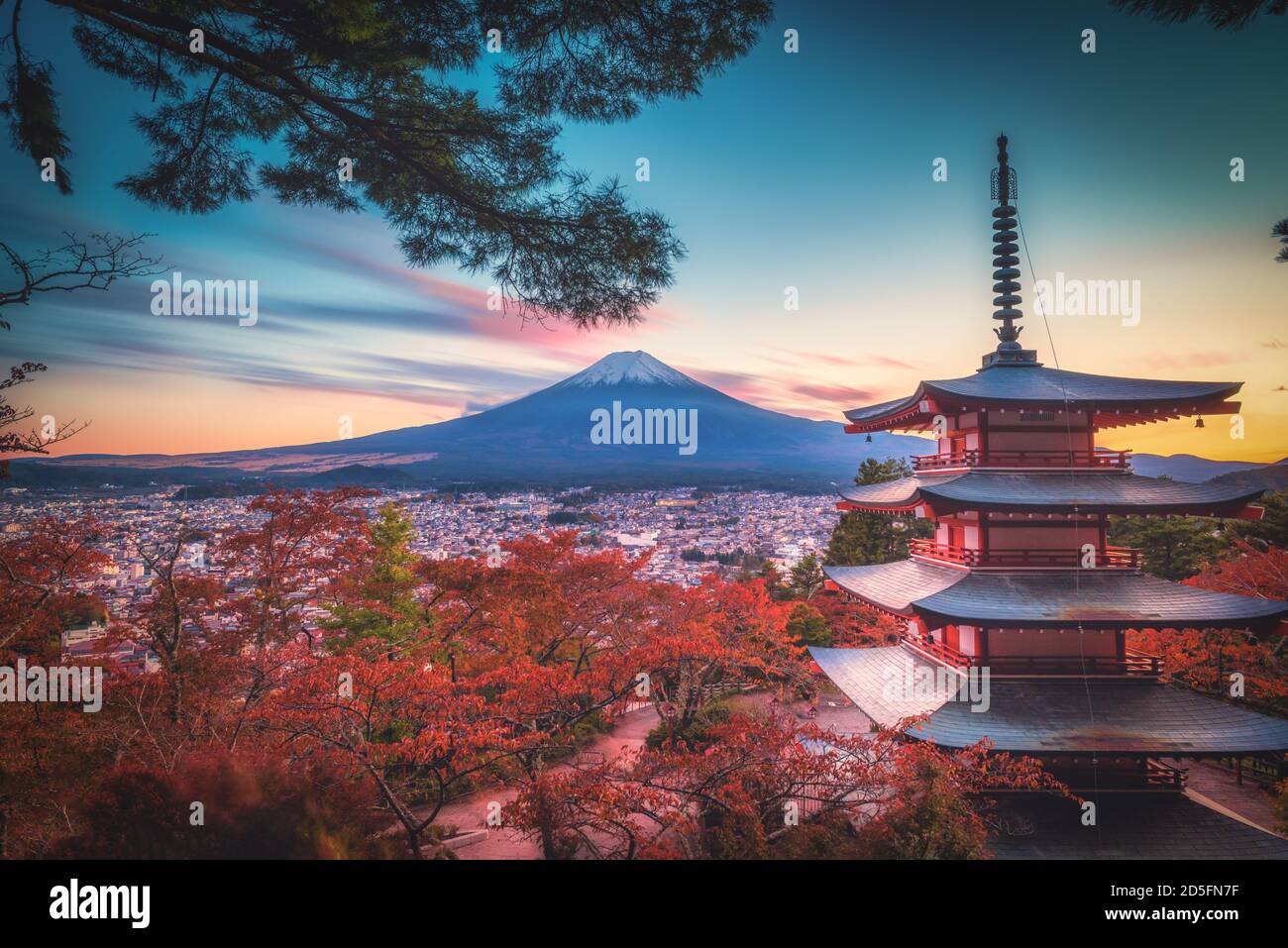Mt. Fuji con Chureito Pagoda e foglie rosse in autunno sul tramonto a Fujiyoshida, Giappone. Foto Stock