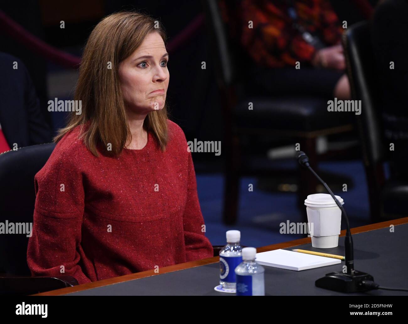 Washington, Stati Uniti. 13 ottobre 2020. Il giudice Amy Coney Barrett appare davanti al Comitato giudiziario del Senato il giorno due delle sue audizioni di conferma per diventare una Giustizia associata della Corte Suprema degli Stati Uniti, su Capitol Hill a Washington, DC martedì 13 ottobre 2020. Le audizioni dovrebbero durare quattro giorni. Se confermato, Barrett sostituirà Justice Ruth Bader Ginsburg, morto il mese scorso. Foto di Kevin Dietsch/UPI Credit: UPI/Alamy Live News Foto Stock