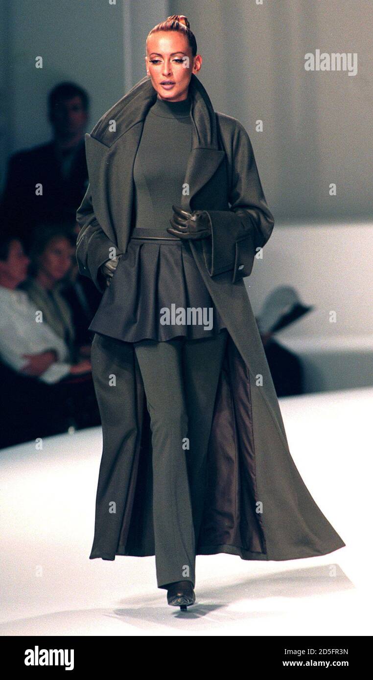 Un modello sfoggia questo top e pantaloni con motivo a pieghe su trench  coordinati come parte della collezione di moda Claude Montana  Autunno/Inverno a Parigi, marzo 14 Foto stock - Alamy