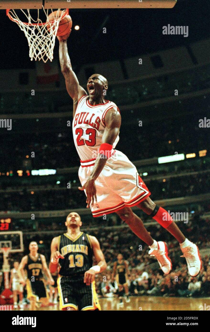 Michael Jordan di Chicago Bulls si confà in un cestino davanti a Mark Jackson di Indiana Pacers durante l'azione del primo trimestre 17 febbraio 1998 presso lo United Center. Il gioco è stato giocato il 35° compleanno di Jordan. REUTERS/Scott Olson SO/CMC Foto Stock