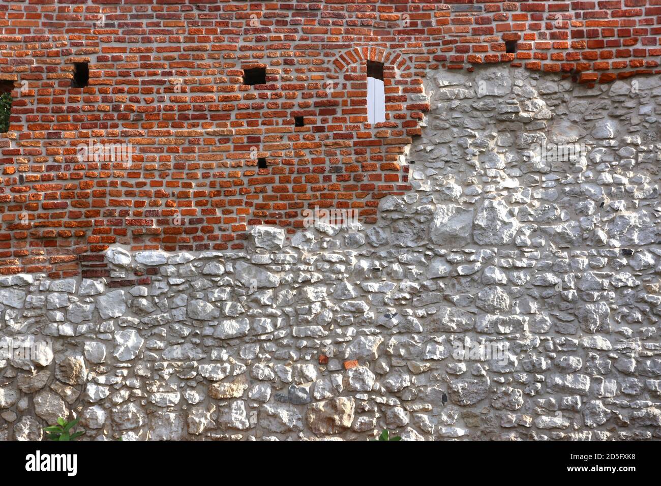 Cracovia. Cracovia. Polonia. Muraglia medievale in mattoni e pietra calcarea. Foto Stock