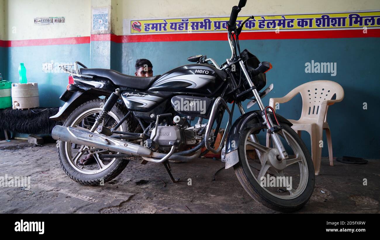 22 settembre 2020 : Reengus, Jaipur, India / lavoro di biciclette meccaniche in un laboratorio di moto. Foto Stock