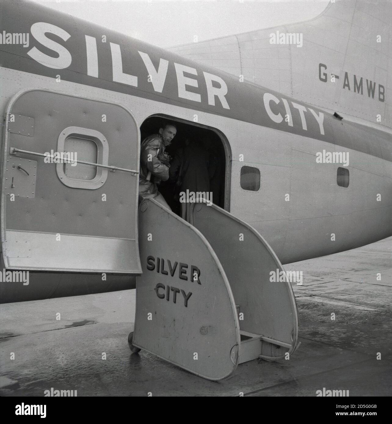 Anni '50, storico, un Bristol Superfreighter MK32 aeromobili di Silver City Airways, un aereo a due motori, un aereo di linea e un freighter parcheggiato su asfalto con porta posteriore aperta. Fondata nel 1946, il nome "Silver City" proveniva dalla società madre originaria della compagnia aerea, la Zinc Corporation, che aveva un importante deposito di argento e miniere in Australia. Nel 1948, British Aviation Services ha preso il controllo della compagnia aerea e nel mese di luglio ha avuto luogo il primo servizio di traghetto aereo al mondo attraverso la Manica. Nel 1953 fu introdotto il Superperfighter di Bristol e nel 1954 la compagnia aerea fu rilevata dalla compagnia di navigazione P & O. Foto Stock