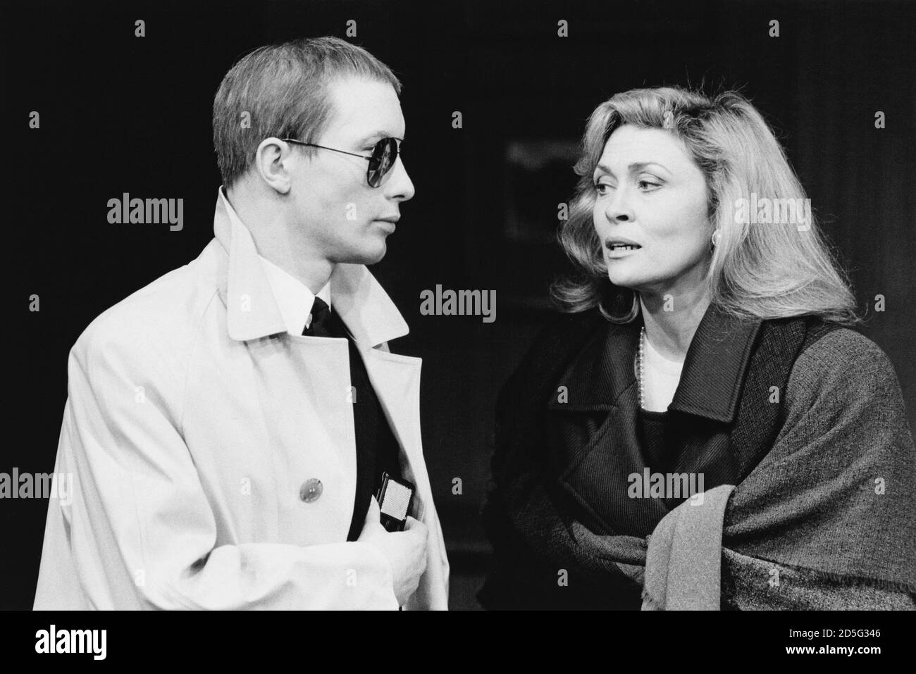 Stephen Jenn (Bravo) e Faye Dunaway (Circe) in CIRCE & BRAVO di Donald Freed all'Hampstead Theatre, Londra NW3 05/06/1986 scenografia: Eileen Diss costumi: Jane Robinson illuminazione: Mick Hughes Fights: Jonathan Howell regista: Harold Pinter Foto Stock