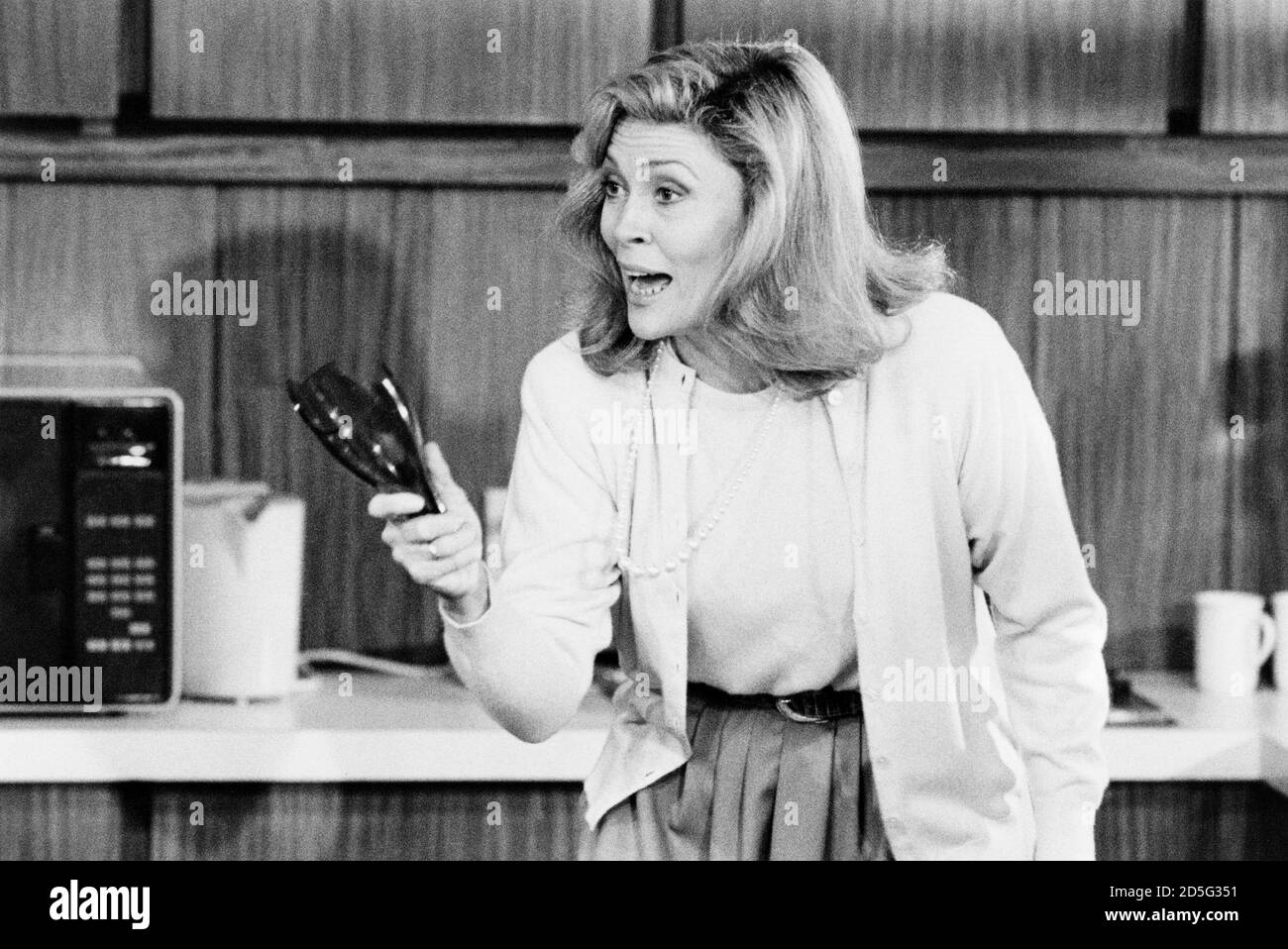 Faye Dunaway (Circe) in CIRCE & BRAVO di Donald Freed all'Hampstead Theatre, Londra NW3 05/06/1986 scenografia: Eileen Diss costumi: Jane Robinson illuminazione: Mick Hughes Fights: Jonathan Howell regista: Harold Pinter Foto Stock