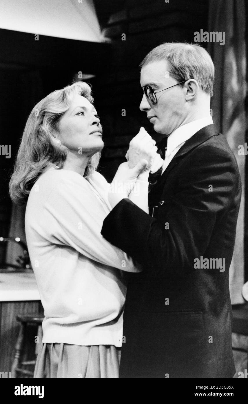 Faye Dunaway (Circe) e Stephen Jenn (Bravo) in CIRCE & BRAVO di Donald Freed all'Hampstead Theatre, Londra NW3 05/06/1986 scenografia: Eileen Diss costumi: Jane Robinson illuminazione: Mick Hughes Fights: Jonathan Howell regista: Harold Pinter Foto Stock