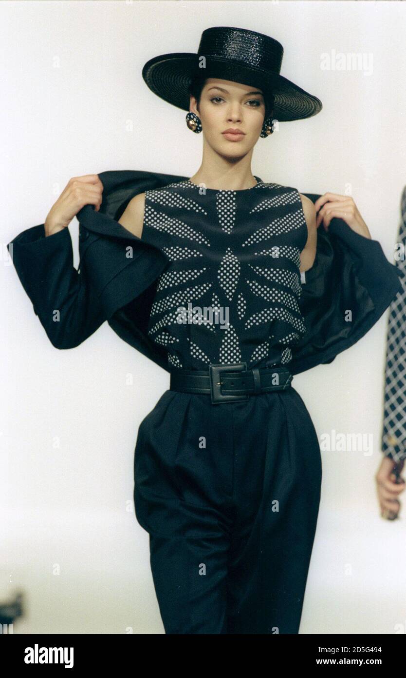 Un modello presenta questa combinazione di tuta e cappello in stile spagnolo  indossato Con canotta imbottita come parte del Givenchy's 1996 pronto per  la primavera/estate Collezione di abbigliamento mostrata a Parigi Ottobre