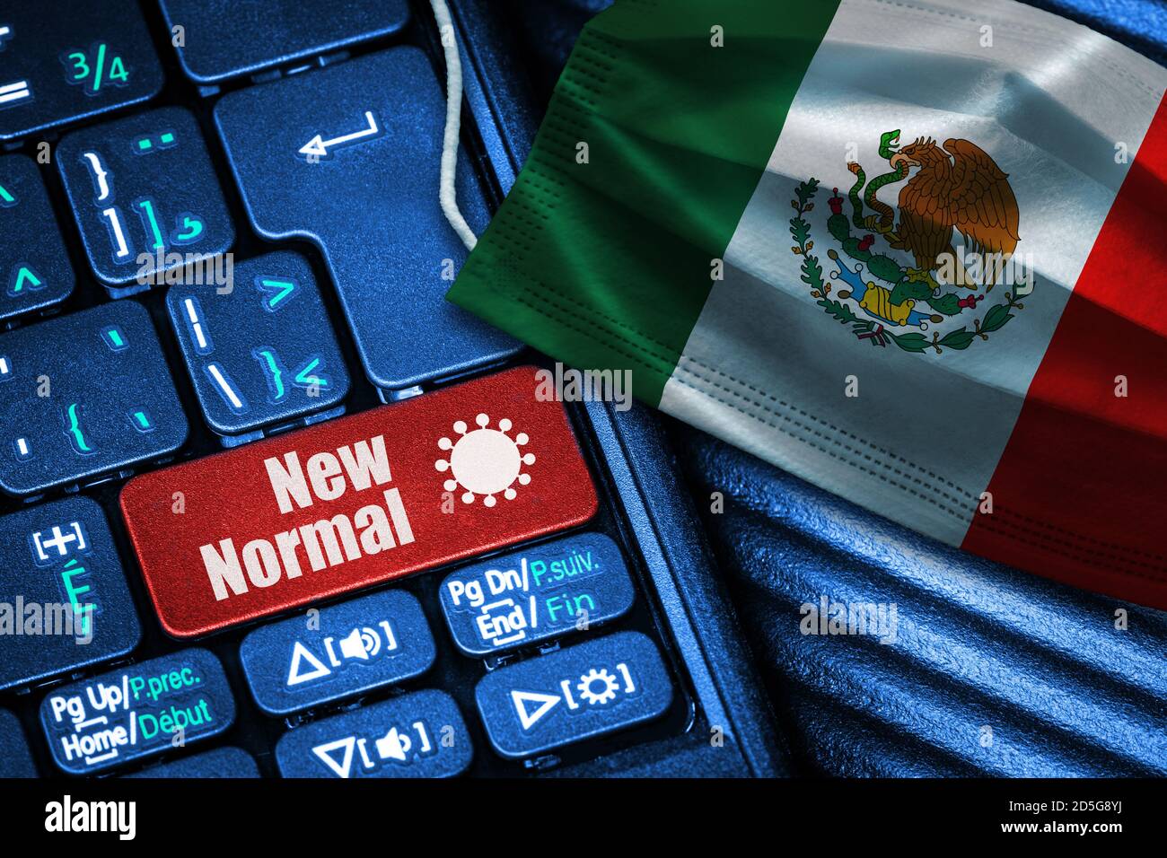 Concetto di nuovo normale in Messico durante Covid-19 con testo del tasto rosso della tastiera del computer e maschera facciale che mostra la bandiera messicana. Foto Stock