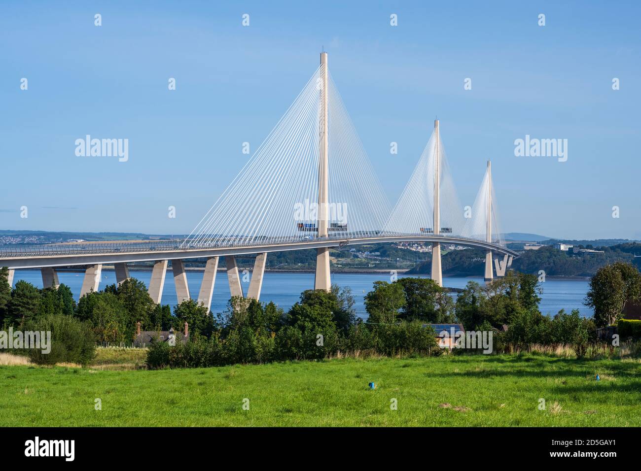 Queensferry Crossing Road Bridge vista dal lato sud del fiume Forth vicino a South Queensferry in Scozia, Regno Unito Foto Stock