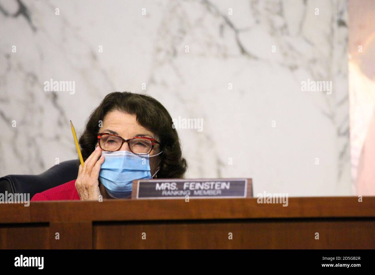 Il senatore degli Stati Uniti Dianne Feinstein (democratico della California), membro della classifica, Comitato giudiziario del Senato degli Stati Uniti è visto durante il secondo giorno del Comitato giudiziario del Senato udienza di conferma per il candidato alla Corte Suprema del Presidente Donald Trump giudice Amy Coney Barrett martedì 13 ottobre 2020.Credit: Bonnie Cash / Pool via CNP | utilizzo in tutto il mondo Foto Stock