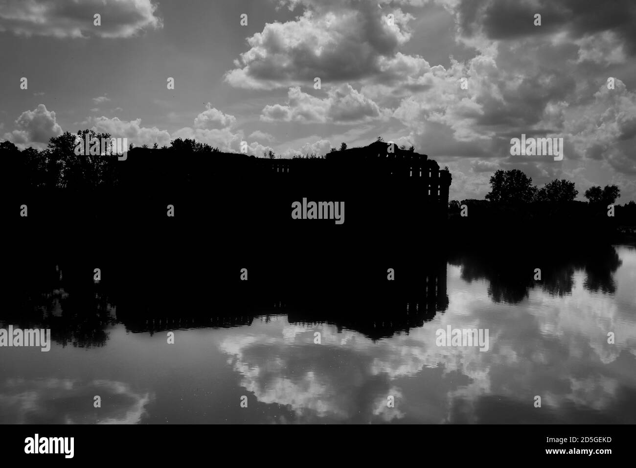 Silhouette di rovine del granaio del XIX secolo sul fiume Narew bruciato durante i bombardamenti all'inizio della seconda guerra mondiale, immagine in bianco e nero Foto Stock