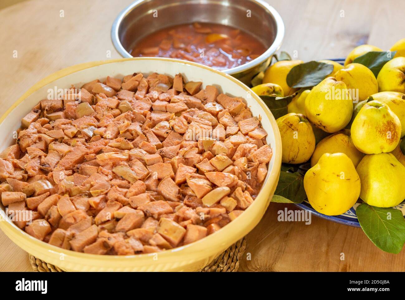 Ciotole di frutti di mela cotogna da giardino e frutta tritata preparati per la preparazione di gelatina di marmellata, Regno Unito Foto Stock