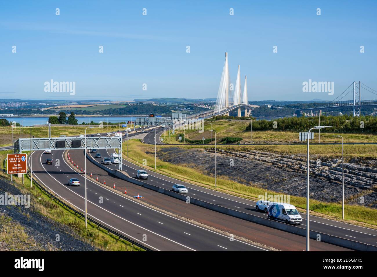 M90 strada di avvicinamento sud per il ponte stradale Queensferry Crossing che attraversa il fiume Forth da Queensferry a Fife in Scozia, Regno Unito Foto Stock