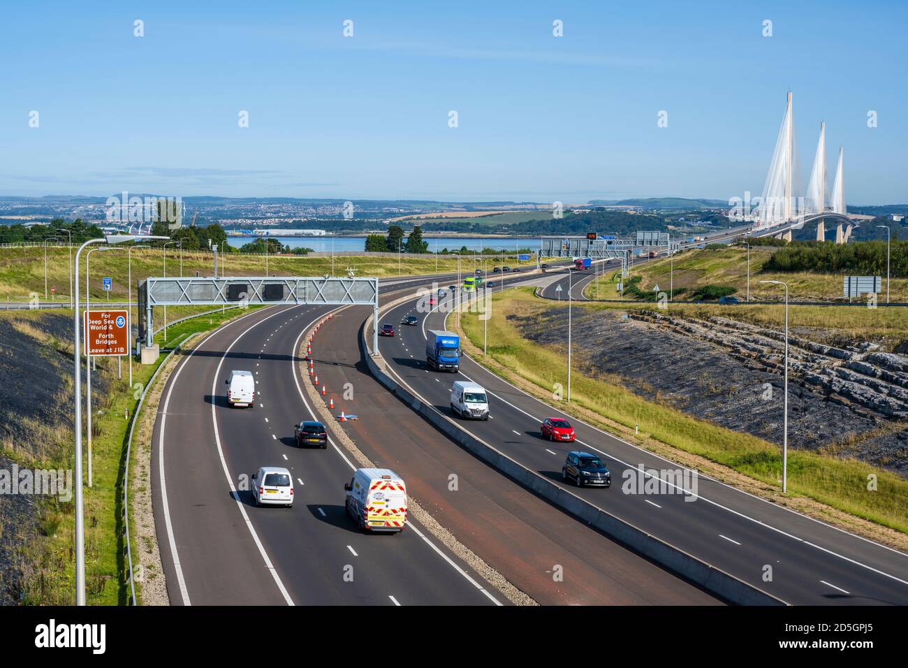 M90 strada di avvicinamento sud per il ponte stradale Queensferry Crossing che attraversa il fiume Forth da Queensferry a Fife in Scozia, Regno Unito Foto Stock