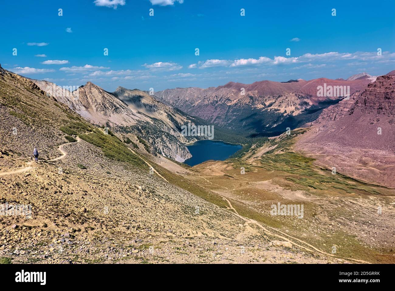 Scendendo verso il lago Snowmass da Trailrider Pass sul Maroon Bells Loop, Aspen, Colorado, USA Foto Stock