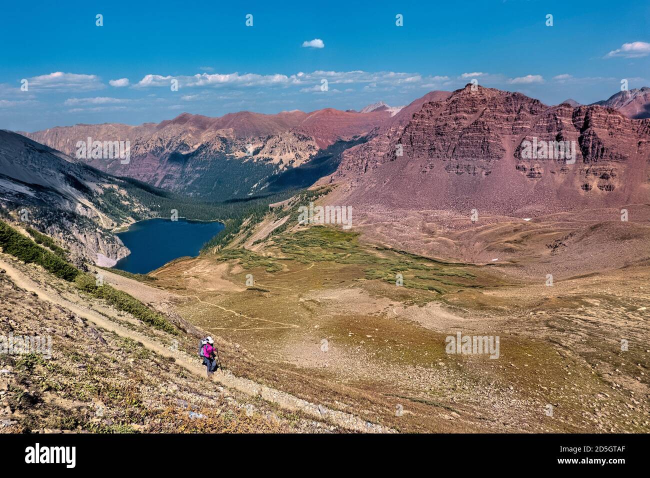 Scendendo verso il lago Snowmass da Trailrider Pass sul Maroon Bells Loop, Aspen, Colorado, USA Foto Stock