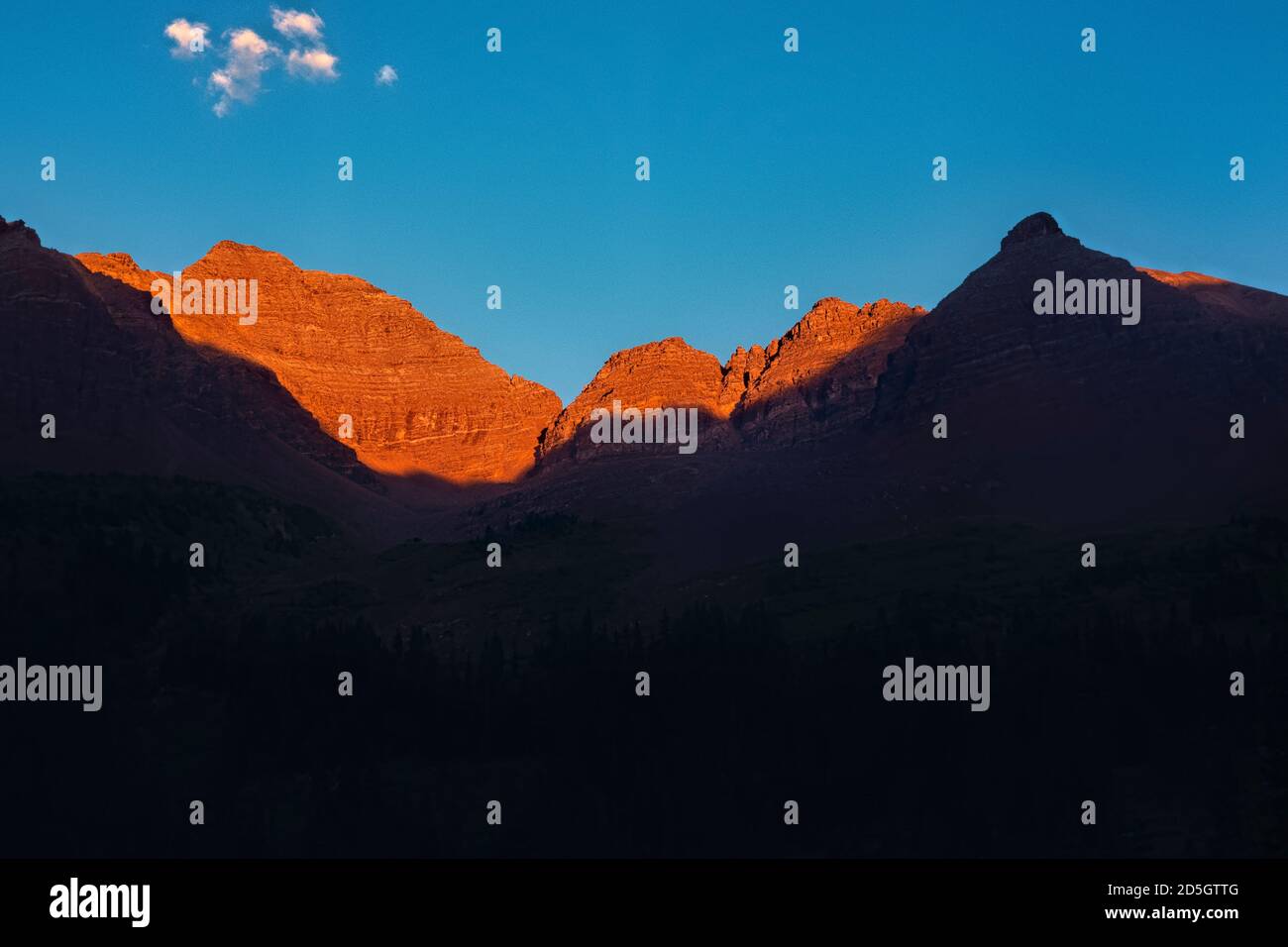 Tramonto sulla Pyramid Peak, Maroon Bells, Aspen, Colorado, Stati Uniti Foto Stock