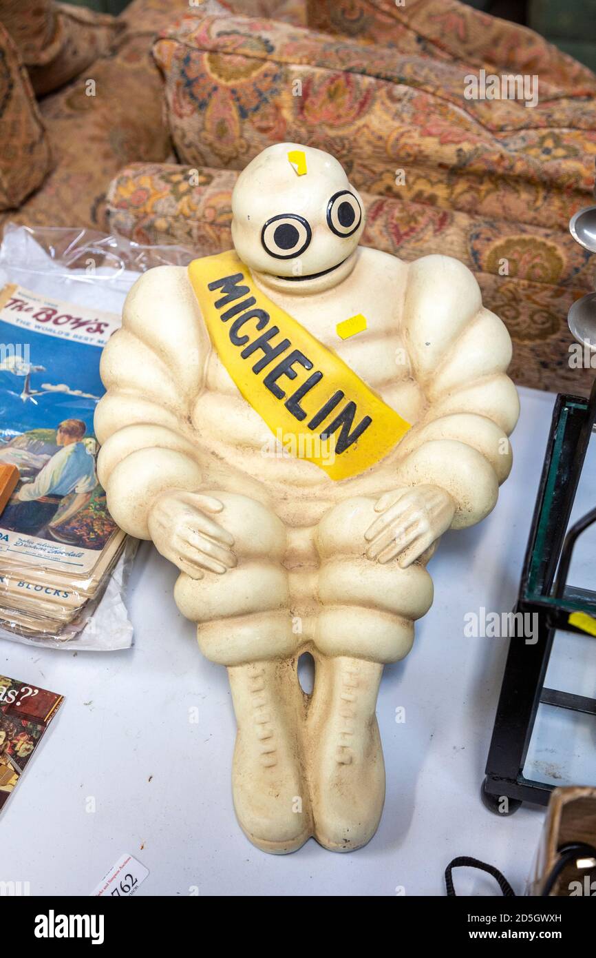 Michelin Man in esposizione in casa liquidazione asta vendita sala, Regno Unito Foto Stock
