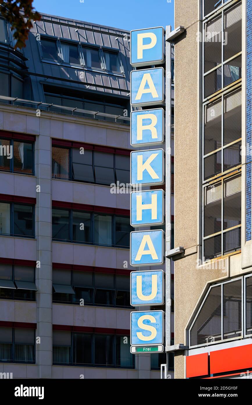 Parcheggio in una strada nel centro di Berlino Foto Stock