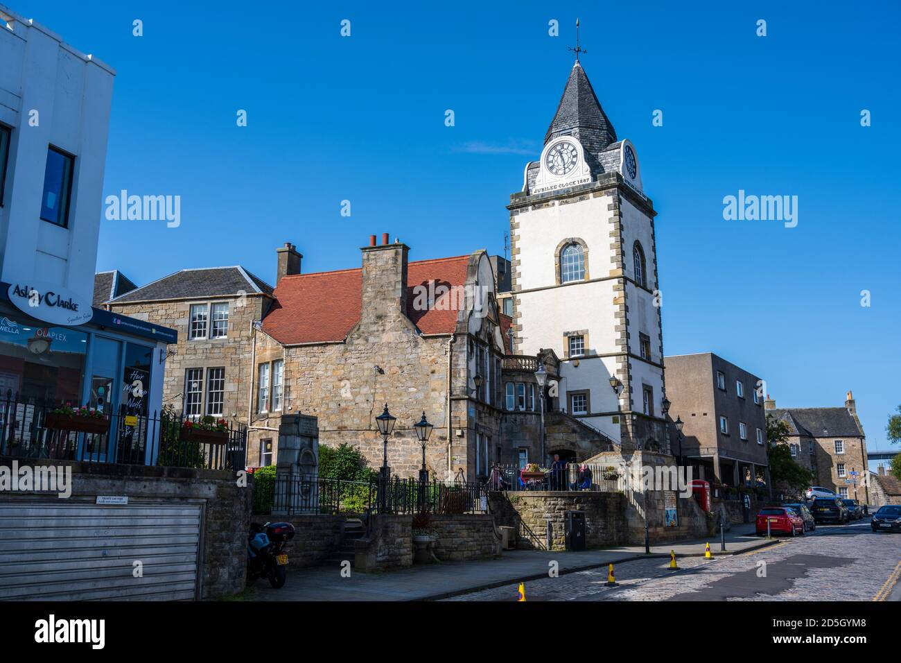 La Jubilee Clock Tower costruita nel 1720 e ristrutturata nel 1887 per commemorare il giubileo d'oro della Regina Vittoria - High Street, South Queensferry, Scozia, Regno Unito Foto Stock