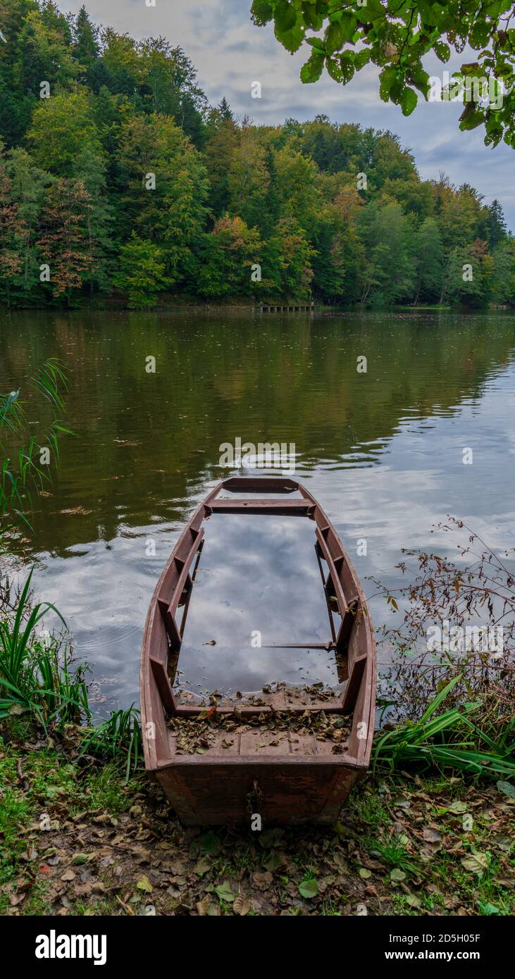 Una barca è immersa in un lago Foto Stock