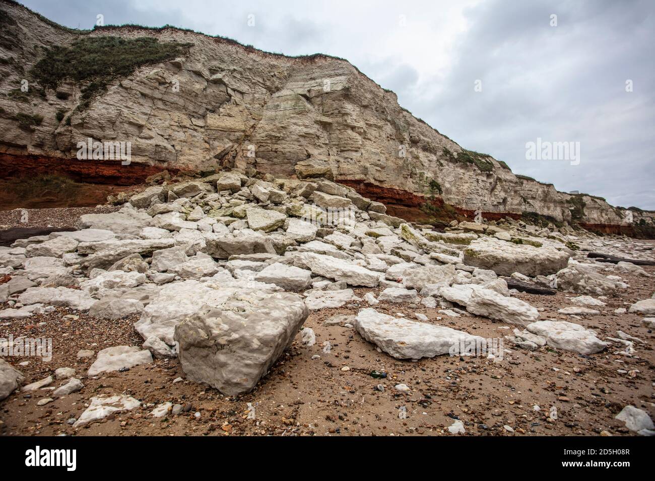 Gli strati Cretacei consolidati formano delle scogliere attive a nord della città di Hunstanton sulla costa orientale del Washington. Foto Stock