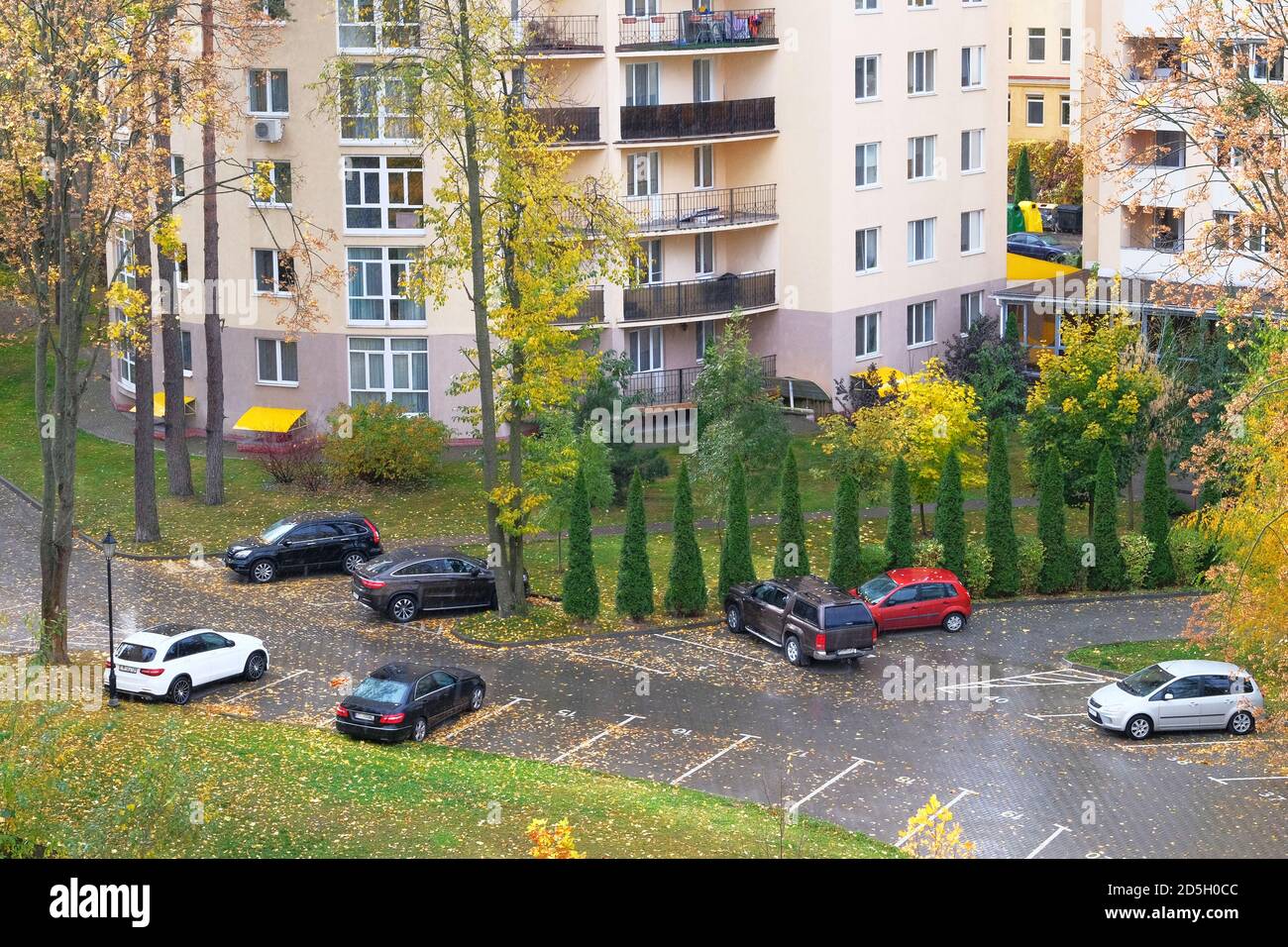 Giorno piovoso. Autunno sul complesso residenziale. Settembre, ottobre, novembre. Sfondo di autunno colorato. Foto Stock