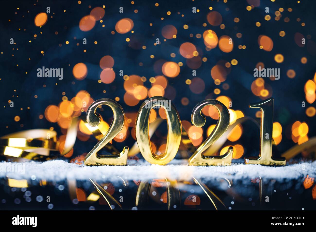Anno di Natale dai numeri d'oro con bokeh luccicante d'oro su sfondo blu scuro. Foto Stock