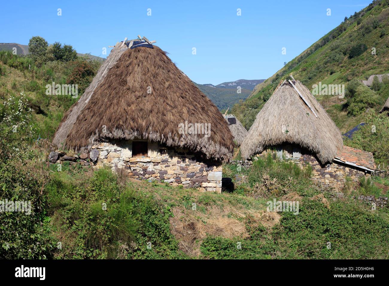 Brañas la Pornacal. Capanne per animali costruite con un tetto di paglia. Parco Naturale di Somiedo. Asturie. Spagna Foto Stock