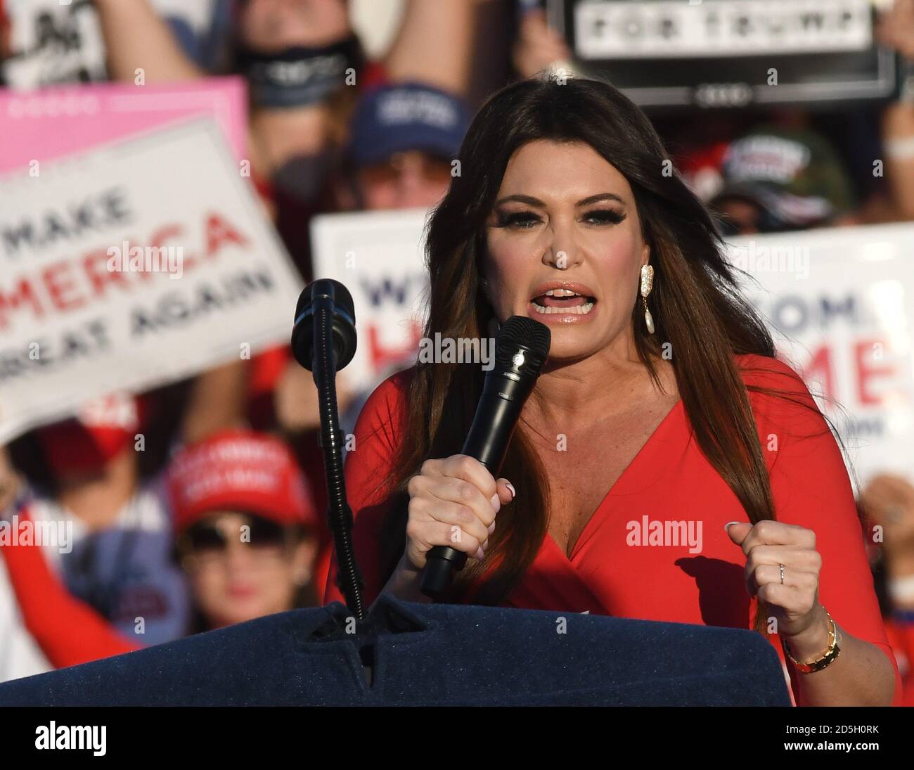 Sanford, Stati Uniti. 12 Ott 2020. Kimberly Guilfoyle, consulente del presidente degli Stati Uniti Donald Trump parla a sostegno del presidente in occasione di un evento Make America Great Again, la prima campagna di Trump da quando ha stipulato il COVID-19 all'aeroporto internazionale di Orlando Sanford. Credit: SOPA Images Limited/Alamy Live News Foto Stock