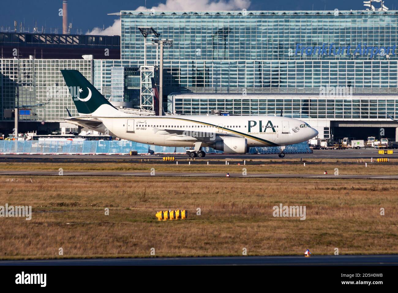 FRANCOFORTE / GERMANIA - 4 DICEMBRE 2012: PIA Pakistan International Airlines Airbus A310 AP-BEU aereo passeggeri tassare all'aeroporto di Francoforte Foto Stock