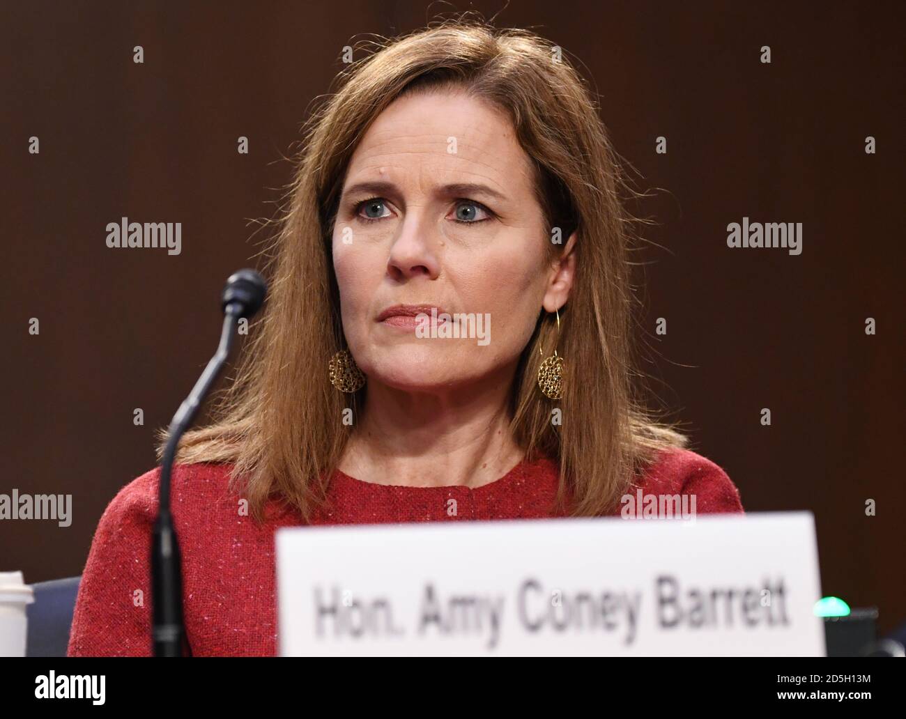 Washington, Stati Uniti. 13 ottobre 2020. Il giudice Amy Coney Barrett appare davanti al Comitato giudiziario del Senato il giorno due delle sue audizioni di conferma per diventare una Giustizia associata della Corte Suprema degli Stati Uniti, su Capitol Hill a Washington, DC martedì 13 ottobre 2020. Le audizioni dovrebbero durare quattro giorni. Se confermato, Barrett sostituirà Justice Ruth Bader Ginsburg, morto il mese scorso. Foto di Kevin Dietsch/UPI Credit: UPI/Alamy Live News Foto Stock
