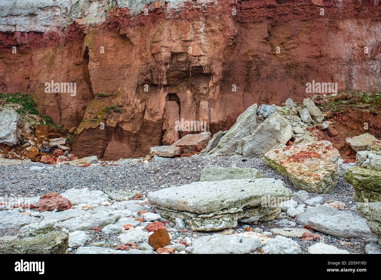 Gli strati Cretacei consolidati formano delle scogliere attive a nord della città di Hunstanton sulla costa orientale del Washington. Foto Stock