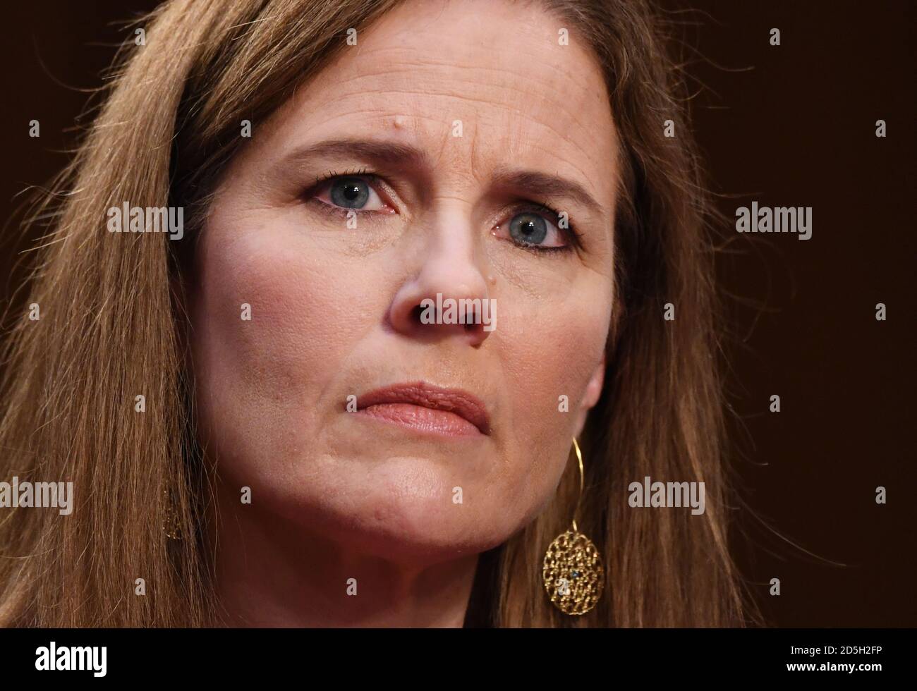 Washington, Stati Uniti. 13 ottobre 2020. Il giudice Amy Coney Barrett appare davanti al Comitato giudiziario del Senato il giorno due delle sue audizioni di conferma per diventare una Giustizia associata della Corte Suprema degli Stati Uniti, su Capitol Hill a Washington, DC martedì 13 ottobre 2020. Le audizioni dovrebbero durare quattro giorni. Se confermato, Barrett sostituirà Justice Ruth Bader Ginsburg, morto il mese scorso. Foto di Kevin Dietsch/UPI Credit: UPI/Alamy Live News Foto Stock