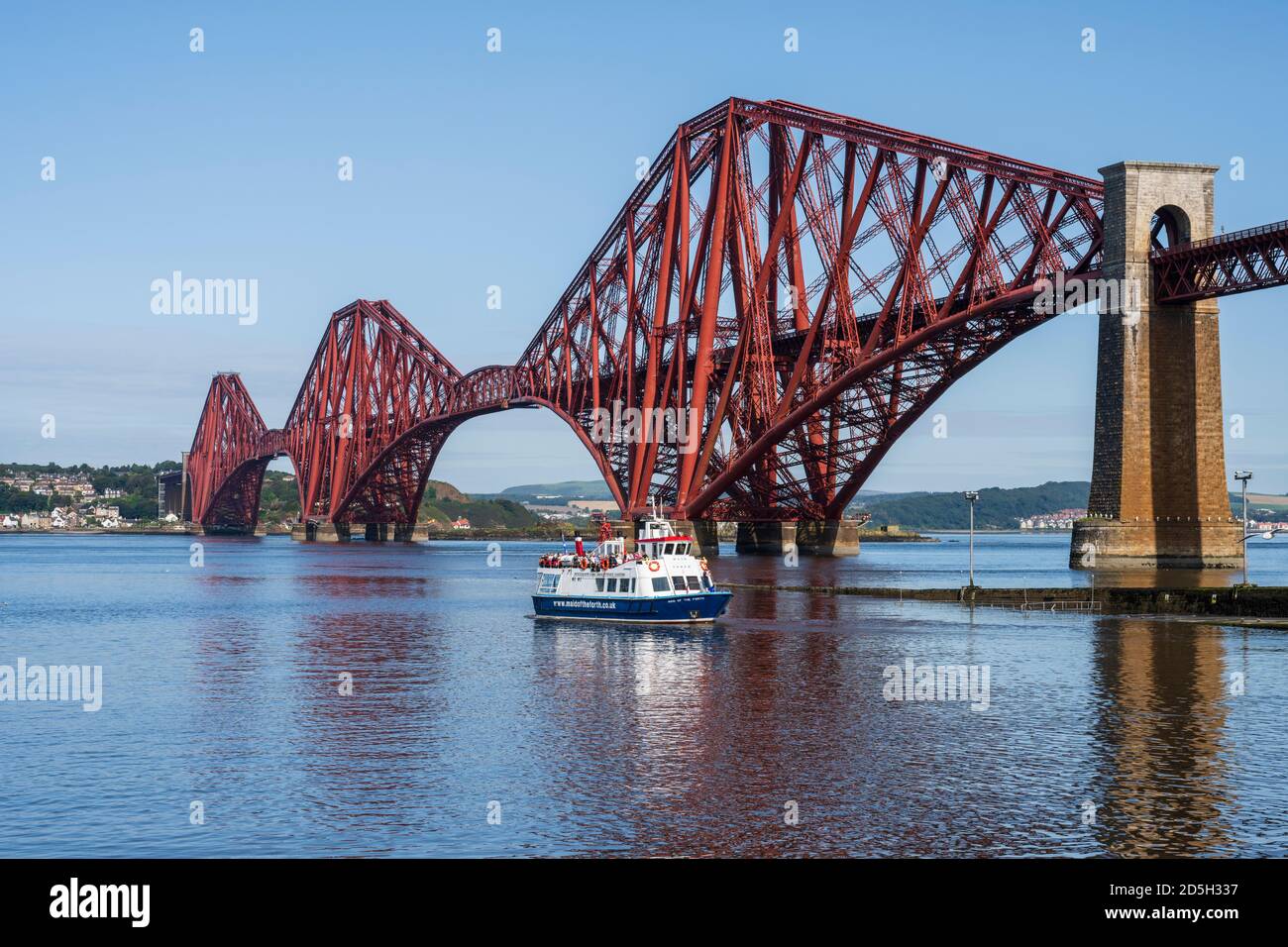 Il traghetto Maid of the Forth parte dal molo di Hews prima di dirigersi sotto il Forth Rail Bridge sulla rotta per Inchcolm Island - South Queensferry, Scozia, Regno Unito Foto Stock