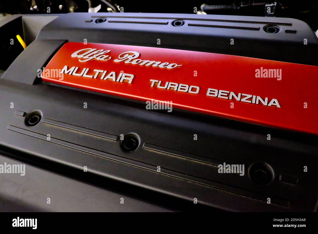 Coperchio motore montato su un'Alfa Romeo Giulietta turbo Foto Stock