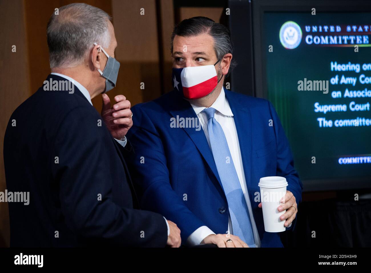 Washington, DC, Stati Uniti. 13 ottobre 2020. STATI UNITI - OTTOBRE 13: SENS. Ted Cruz, R-Texas, Right, e Thom Tillis, R-N.C., partecipano al secondo giorno dell'audizione di conferma del Comitato giudiziario del Senato per il candidato alla Corte Suprema Amy Coney Barrett nella sede del Senato di Hart il martedì 13 ottobre 2020. (Foto di Tom Williams/Pool/Sipa USA) Credit: Sipa USA/Alamy Live News Foto Stock