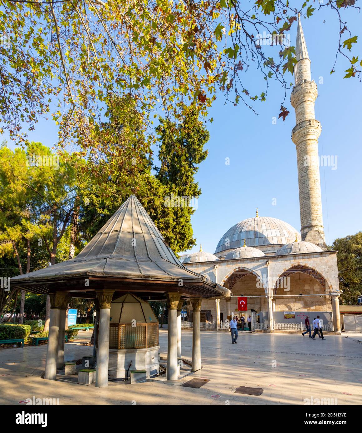 Antalya, Turchia - 7.09.2020: Murat Pasha Camii Moschea e minareto sotto il cielo blu nella città di Antalya, Turchia Foto Stock