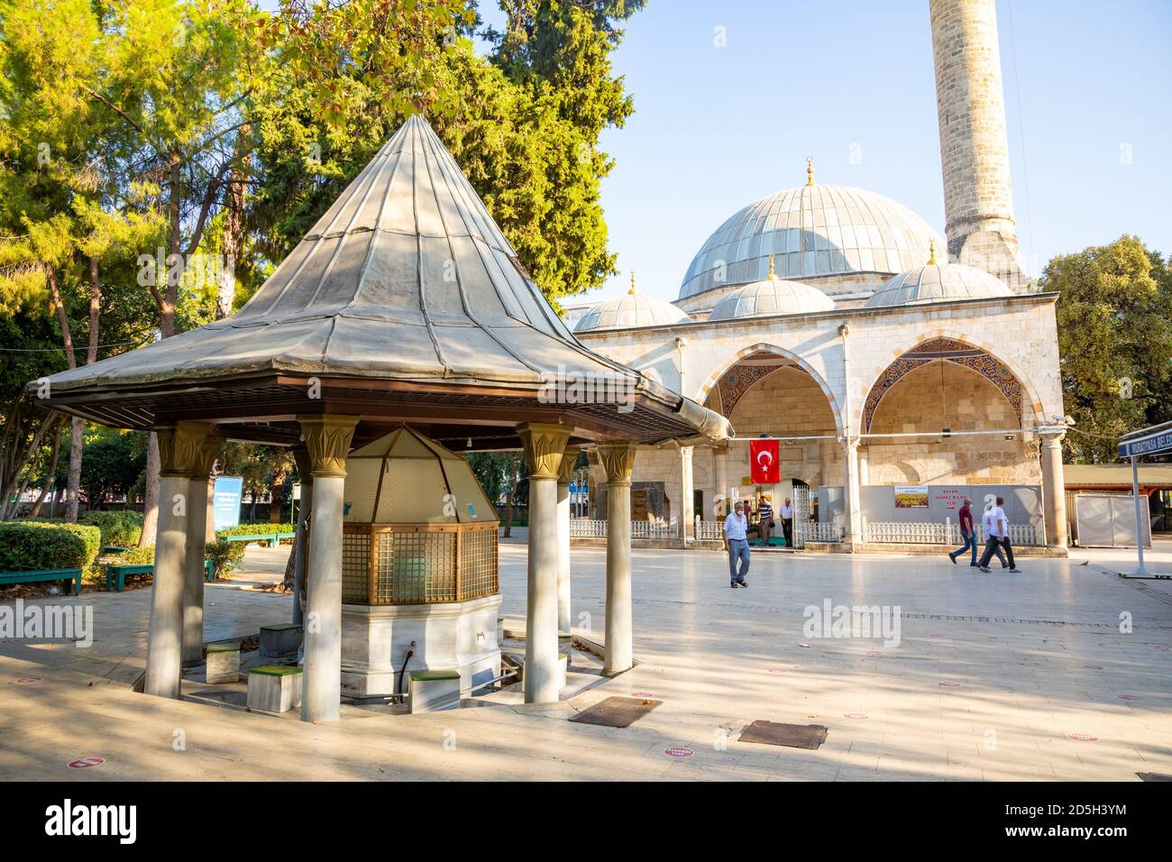 Antalya, Turchia - 7.09.2020: Murat Pasha Camii Moschea e minareto sotto il cielo blu nella città di Antalya, Turchia Foto Stock