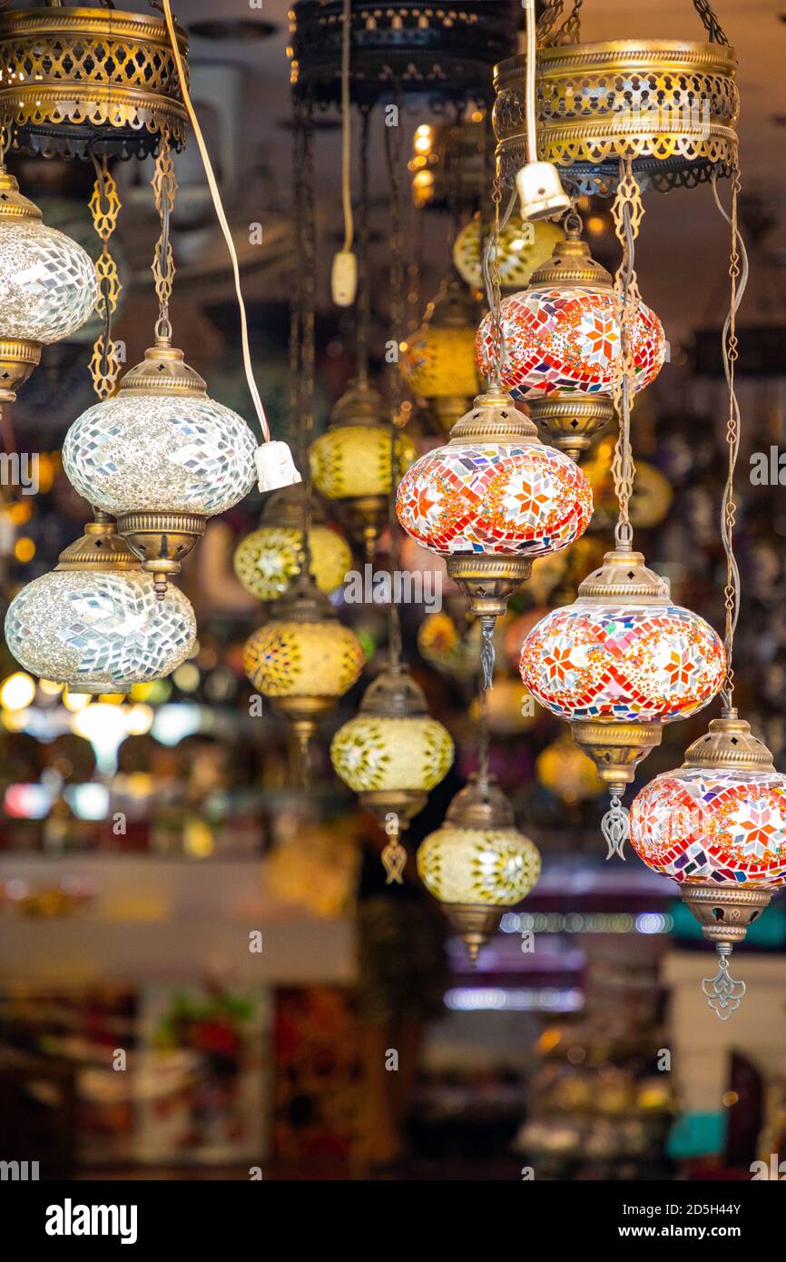 Lampade turche multicolore nel Bazaar ad Antalya, Turchia Foto stock - Alamy