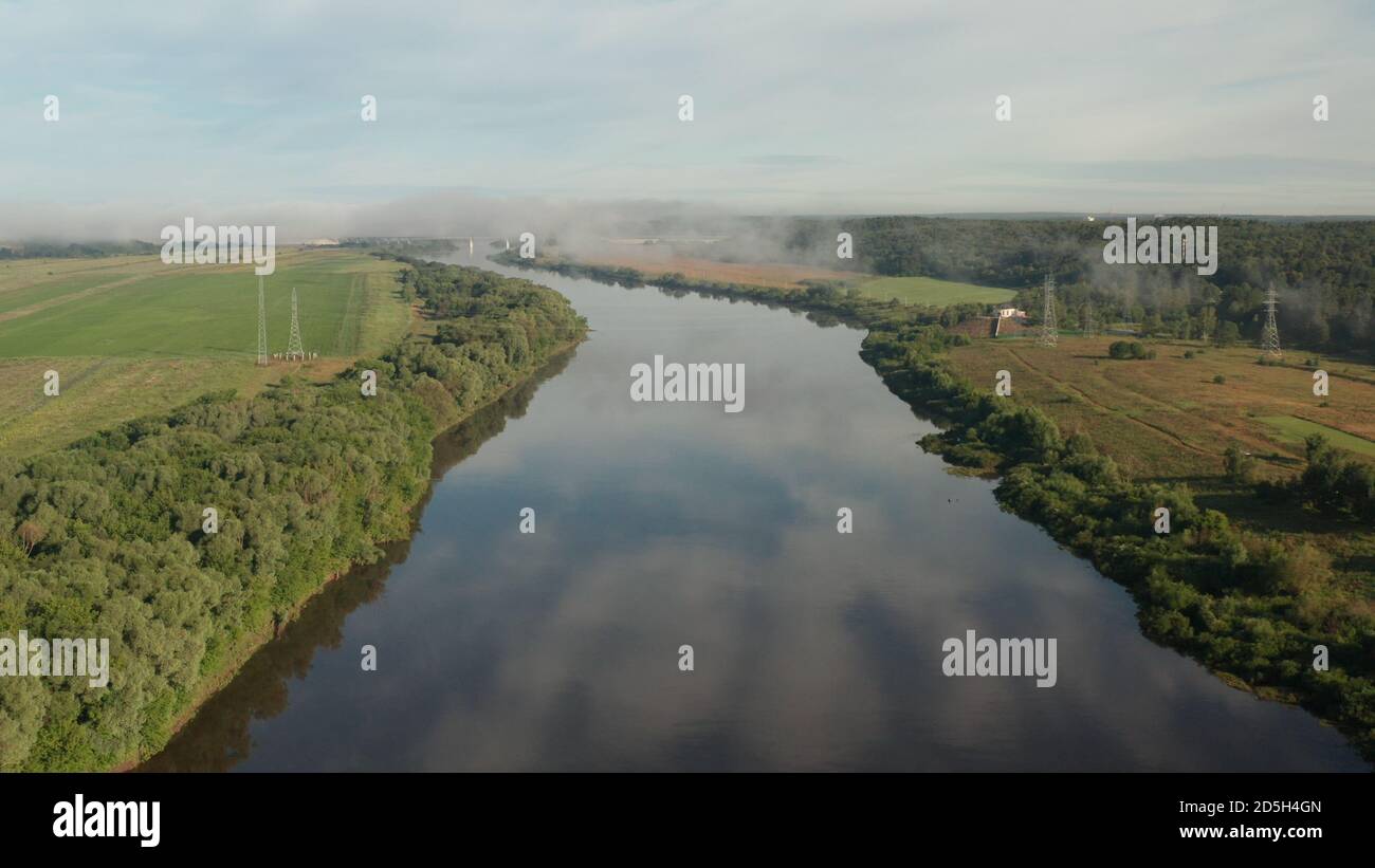 Il fiume Oka nella città di Kaluga. Fiume in Russia. Paesaggio rurale con fiume Oka vicino a Tarusa, regione di Kaluga, Russia Foto Stock