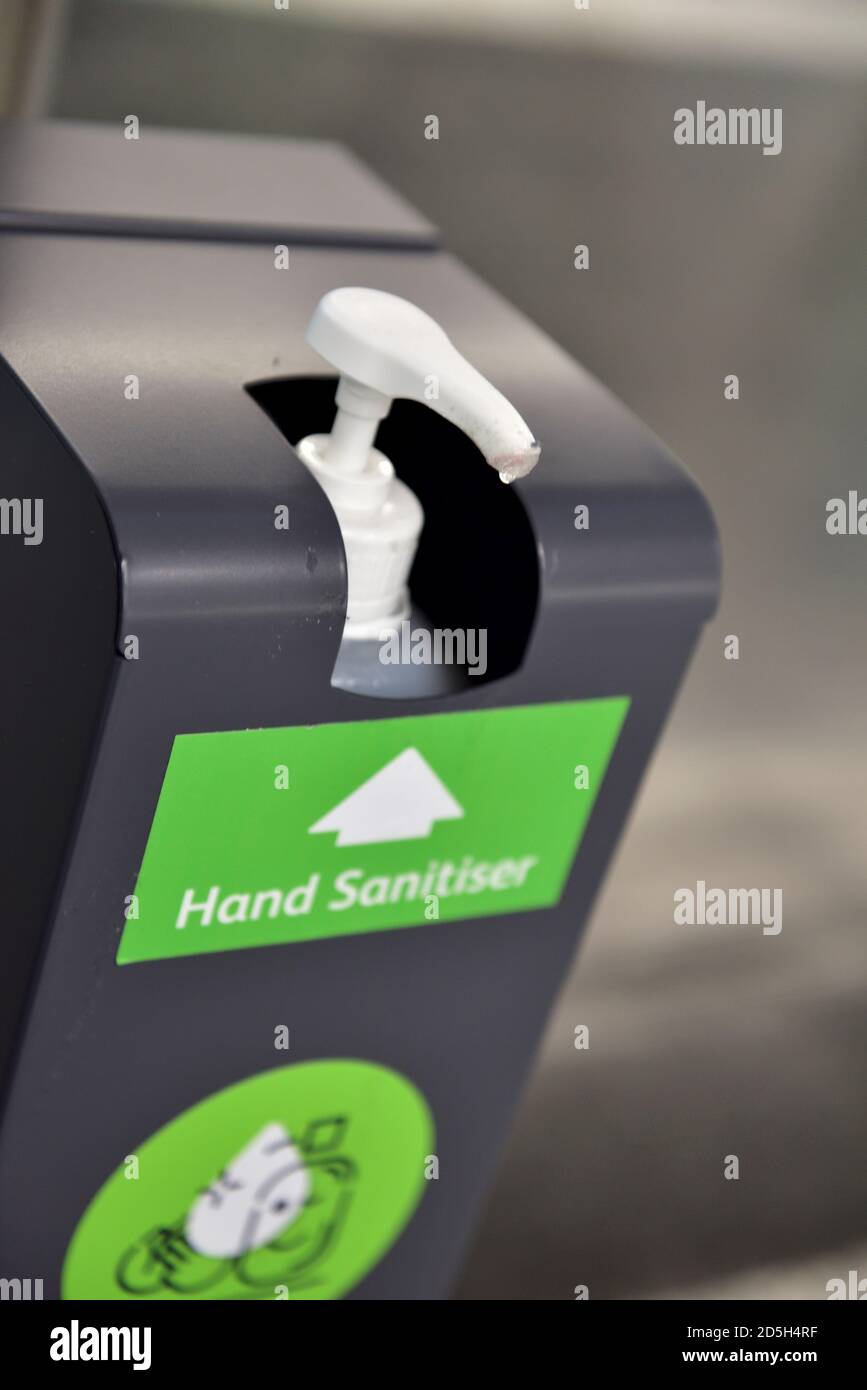 Igienizzatore per le mani nel dispenser Foto Stock